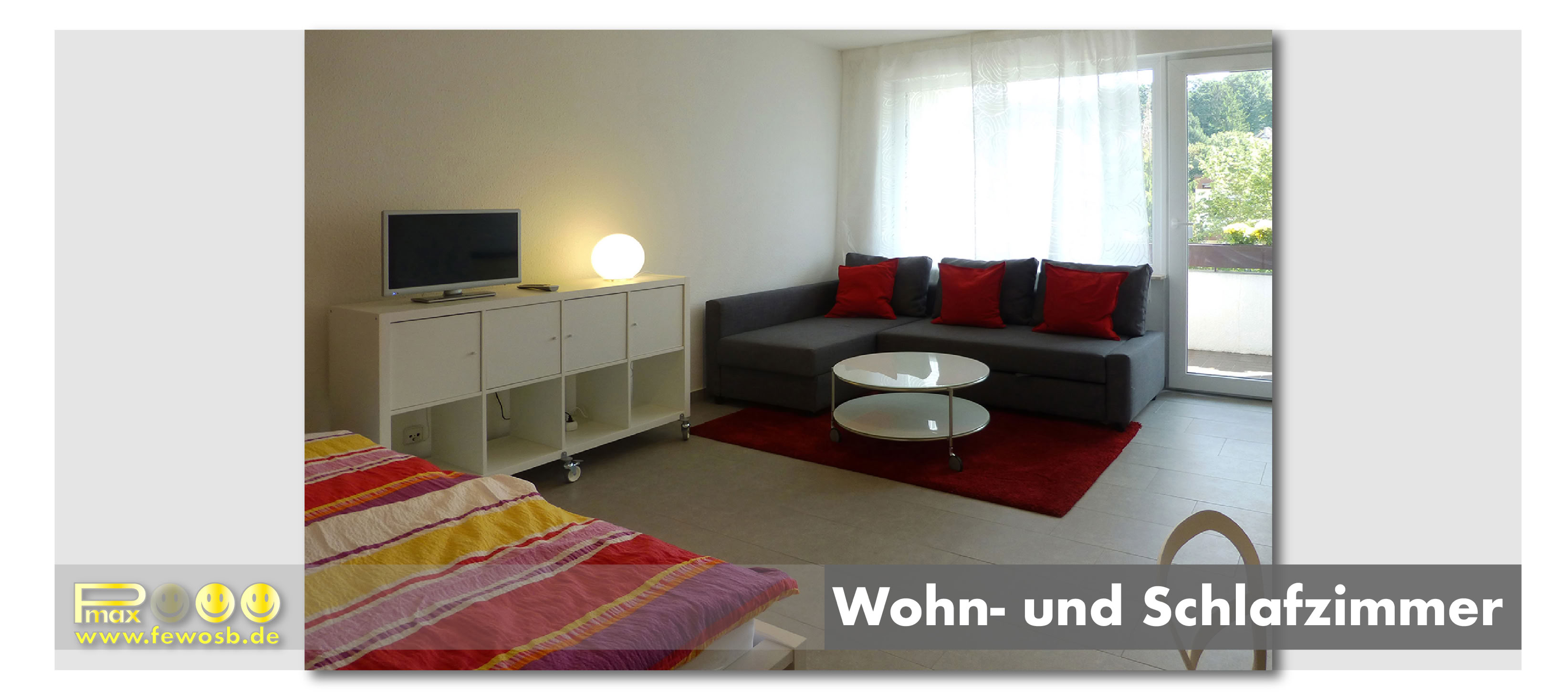 Relax-Bereich mit Couch, TV-Regal und Bett